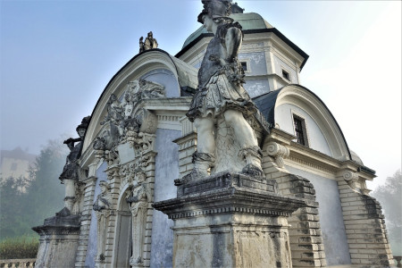 Mausoleum unterhalb des Schlosses